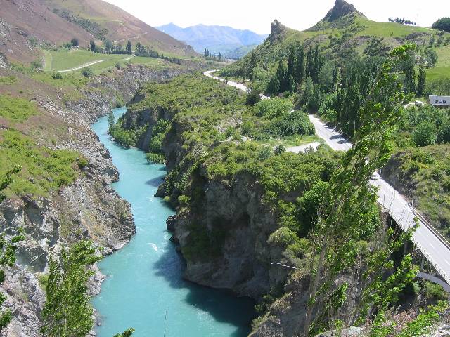 10-KawarauGorge Kawarau Gorge, site of the Argonath ... if I were to swivel to my right, I would see the AJ Hackett Bungy Bridge, to give a little sense of place