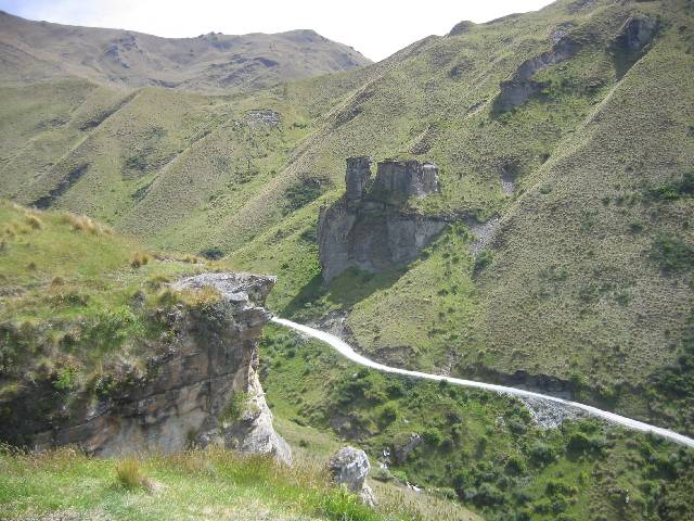 24-NarrowRoad Narrow road through the Crown Ranges