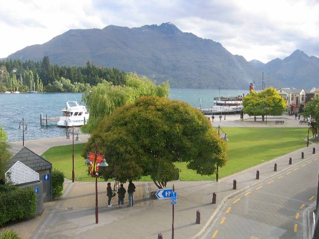 58-LakeWakatipu Lake Wakatipu, as viewed from my hostel