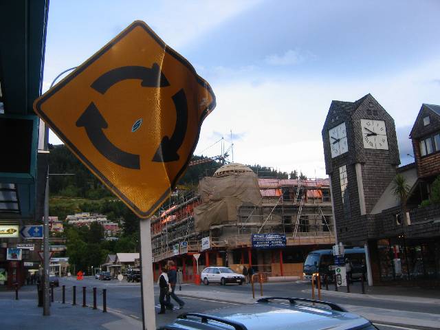 60-BentSign Bent roundabout sign